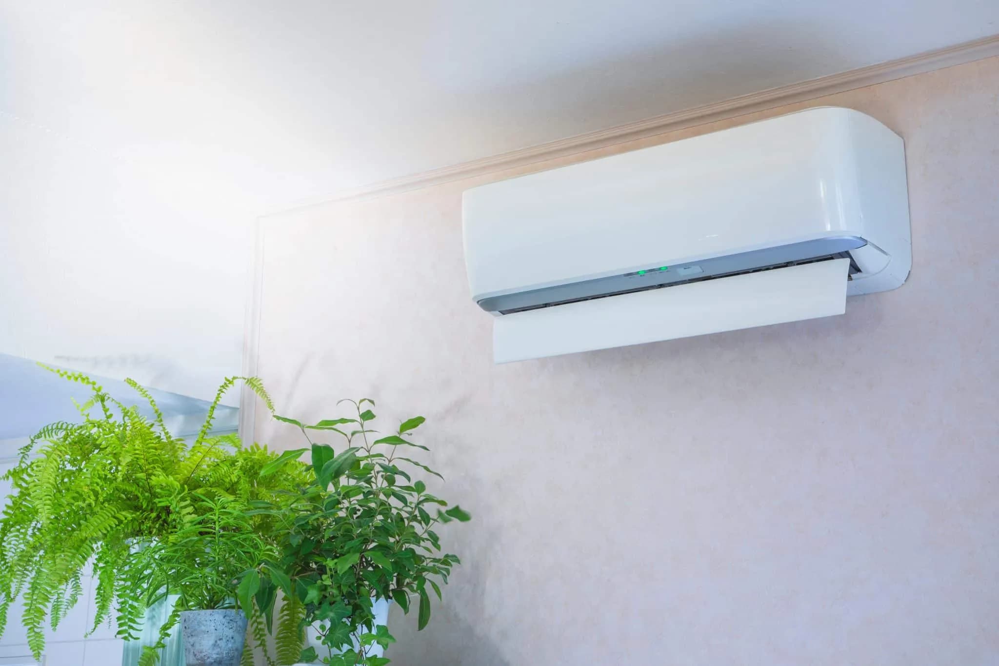 Climatisation sobre, fonctionnelle, blanche posée sur mur