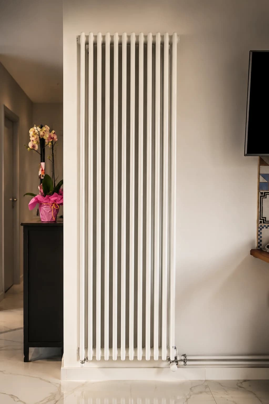 Très grand radiateur vertical mural blanc moderne et épuré